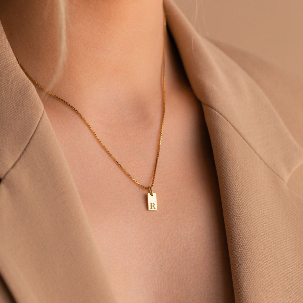 Tiny Square Initial Letter Nec - Birth Flower Necklace recension och pris