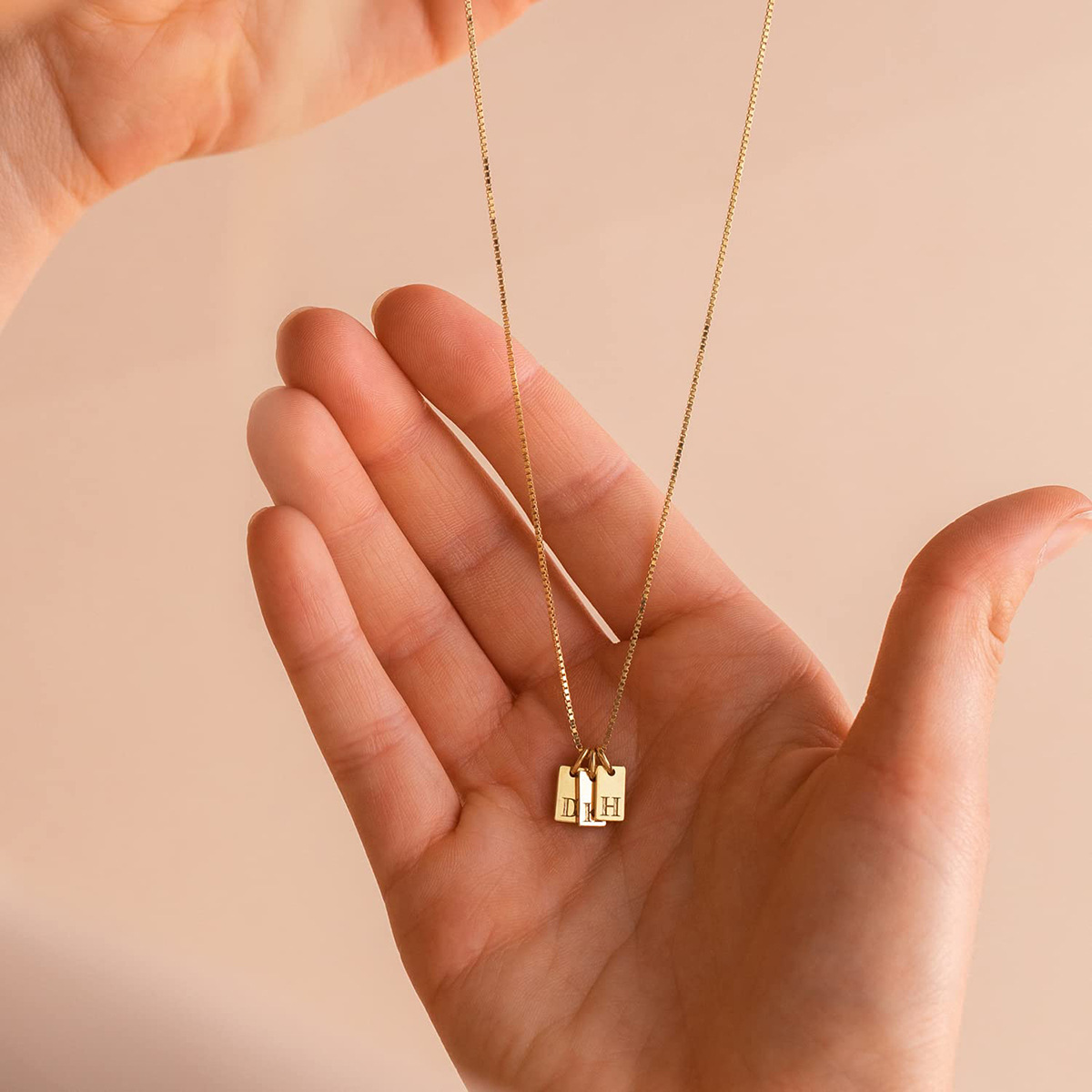 Tiny Square Initial Letter Nec - Birth Flower Necklace recension och pris
